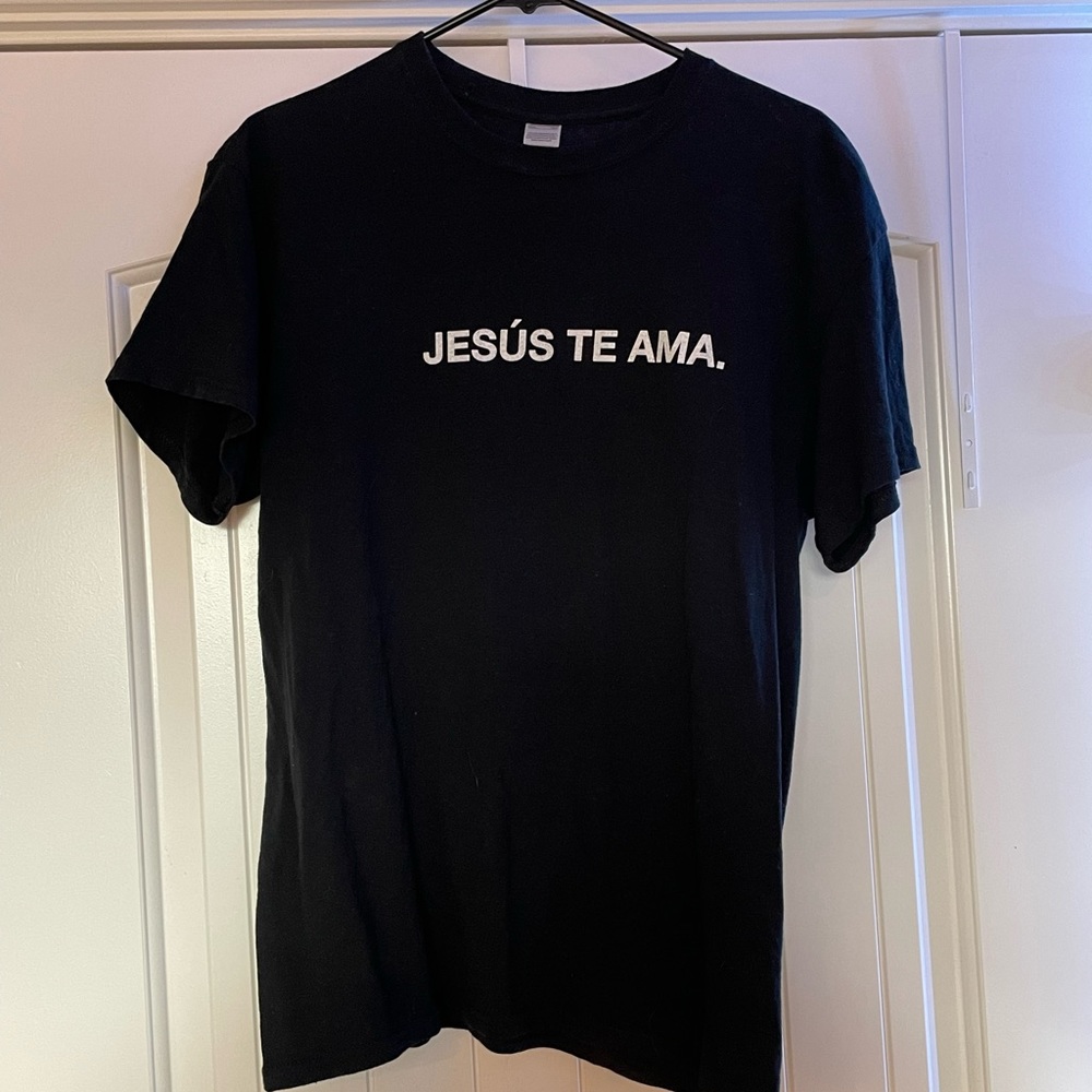 Jesús Te Ama Tshirt (Jesus loves you). Never worn, no flaws!